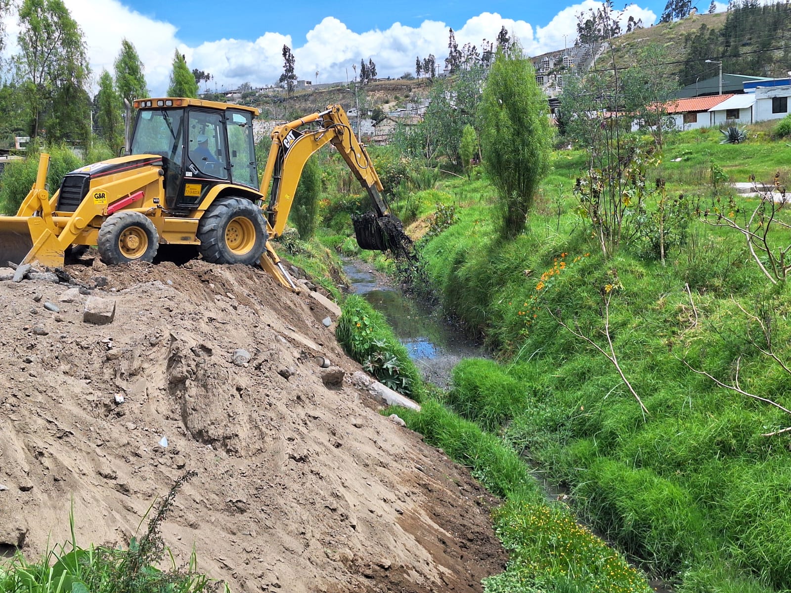 EL GADP PICAIHUA REALIZA LIMPIEZA DE QUEBRADA EN EL CENTRO PARROQUIAL